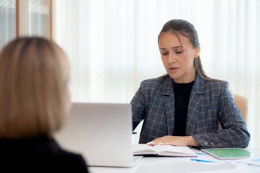 Genç yönetici ya da patron iş kadını ile iş görüşmesi, işe alım, başvuru ve istihdam, kariyer ve iş yeri, müdürle özgeçmiş, iş konsepti.
