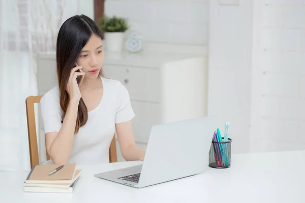 Mladá Asijská Žena Mluví Telefon Práci Domova Notebookem Volné Noze — Stock fotografie