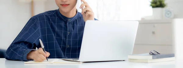 Jeune Homme Asiatique Parlant Téléphone Travail Maison Avec Ordinateur Portable — Photo