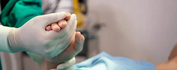 Händer Läkare Hålla Med Patienten För Att Uppmuntra Och Förtroende — Stockfoto