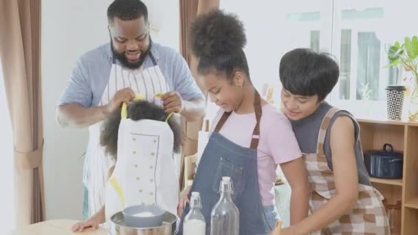 África América Família Amarrado Vestindo Avental Para Cozinhar Padaria Pão — Vídeo de Stock