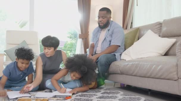 Família Felicidade Com Pai Mãe Olhando Crianças Desenho Com Lápis — Vídeo de Stock