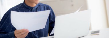 Genç Asyalı işadamı veri grafiği ve grafik kağıdı, pazarlama ve yatırım, mali, ekonomik ve finansal büyüme, yönetim ve planlama için istatistik karı raporu.