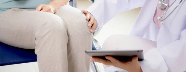 Zbliżenie Ręce Lekarza Kobieta Trzyma Tablet Komputer Zachęcić Pacjenta Senior — Zdjęcie stockowe