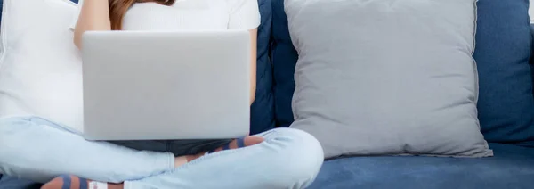 얼굴을 아시아인 사업가는 집에서 컴퓨터로 집에서 인터넷으로 거실에서 일하고 마스크를 — 스톡 사진