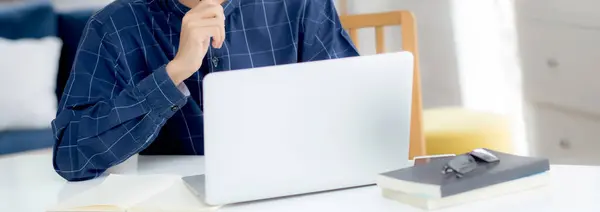 Młody Biznesmen Masce Twarzy Planowania Pracy Domu Laptopie Komputera Biurku — Zdjęcie stockowe