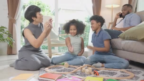 Happy Afro Amerikaanse Familie Vader Moeder Kinderen Doen Activiteit Spelen — Stockvideo