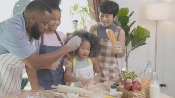 African America Familie Mit Schürze Dreschmehl Zum Kochen Und Tanzen — Stockvideo