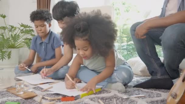 Família Felicidade Com Pai Mãe Olhando Crianças Desenho Com Lápis — Vídeo de Stock