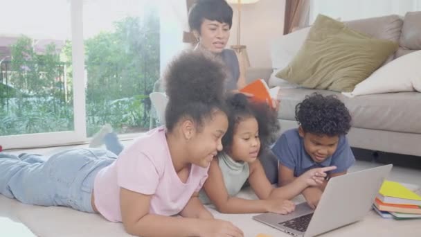 Felicidad Familia Africana Con Madre Los Niños Usando Computadora Portátil — Vídeos de Stock