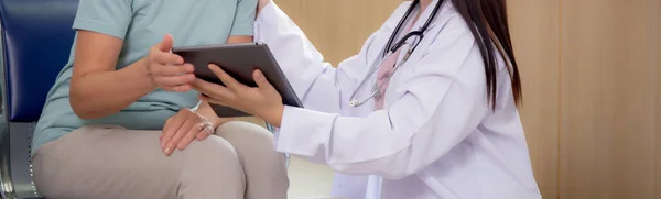 Mujer Doctora Paciente Mayor Hablando Mirando Computadora Tableta Para Diagnóstico —  Fotos de Stock