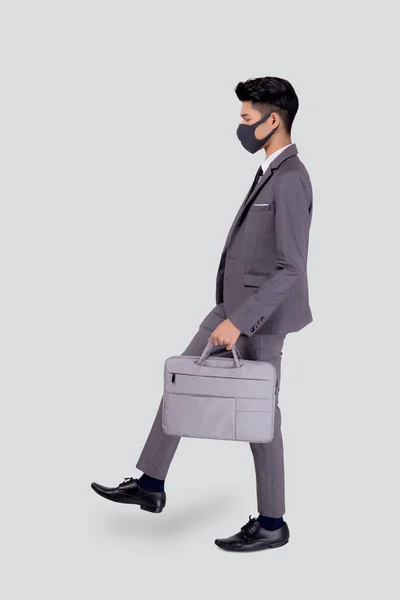 Portret Jonge Aziatische Zakenman Pak Met Masker Lopen Stap Voor — Stockfoto