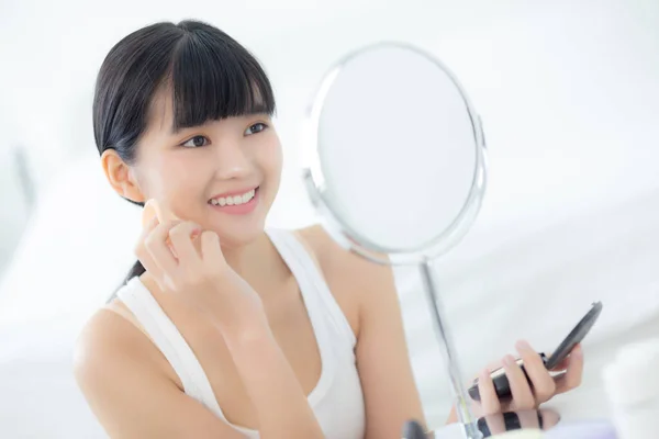 Bela Jovem Ásia Mulher Aplicação Sopro Bochecha Maquiagem Cosméticos Procurando — Fotografia de Stock
