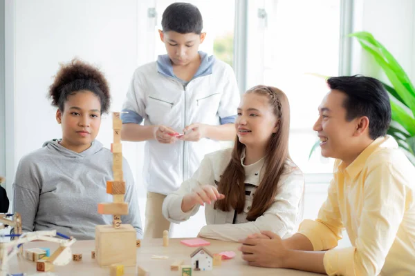 Jonge Leraar Student Die Activiteit Spelen Blok Houten Voor Ontwikkeling — Stockfoto