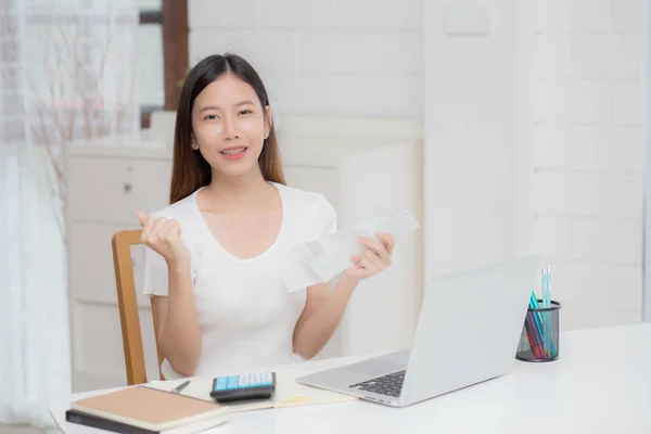 Jonge Aziatische Vrouw Berekenen Financiën Huishouden Met Rekenmachine Bureau Thuis — Stockfoto