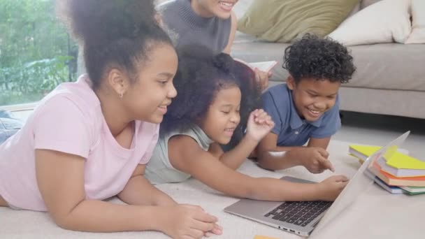 Ευτυχία Αφρικανική Οικογένεια Μητέρα Και Παιδιά Χρησιμοποιώντας Φορητό Υπολογιστή Βλέποντας — Αρχείο Βίντεο
