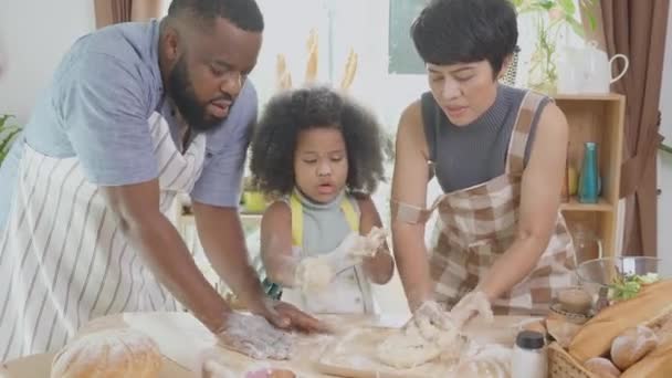Афроамериканская Семья Дочерью Мукой Треш Приготовления Пищи Вместе Отцом Матерью — стоковое видео
