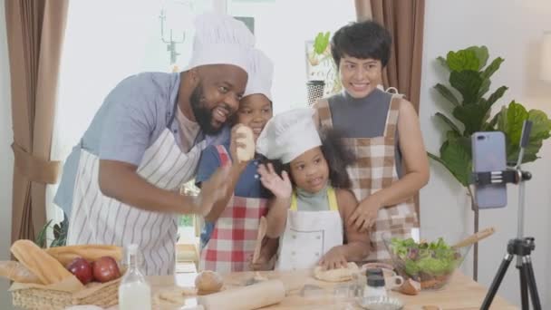 Afro Amerikan Aile Babası Anne Çocuklar Ayakta Yemek Hazırlarken Akıllı — Stok video