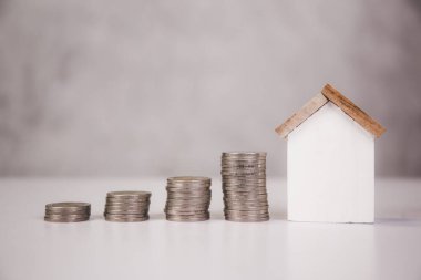 Gelirli para yığını ve gayrimenkul ve başarı, finans ve yatırım, sigorta evi, depozito ve mülk ve finans, konut ve yeniden finansman, iş konsepti.