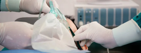 Närbild Händer Läkare Och Assistent Hålla Syrgasmask Med Patient Nödsituation — Stockfoto