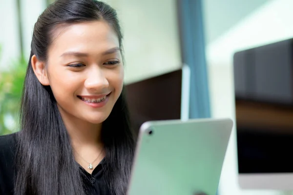 Ofiste Çalışan Tablet Bilgisayar Kullanan Genç Asyalı Kadını Kendinden Emin — Stok fotoğraf