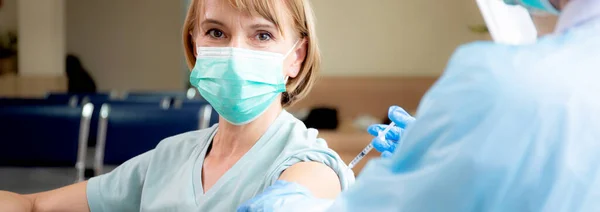 Ärztin Mit Spritze Und Injektionsimpfung Für Ältere Patienten Mit Mundschutz — Stockfoto