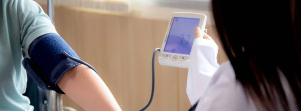 Läkare Kvinna Uniform Mäta Blodtryck Med Patienten Äldre För Kontroll — Stockfoto
