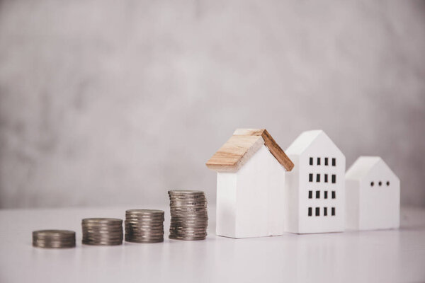 Пачка монет с доходами и экономией денег на недвижимость и успех, финансы и инвестиции, страховой дом, депозиты и имущество и финансы, жилые и рефинансирование, бизнес-концепция.