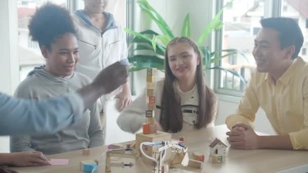 Junge Lehrer Und Schüler Beim Gemeinsamen Spielen Von Holzklötzen Für — Stockvideo