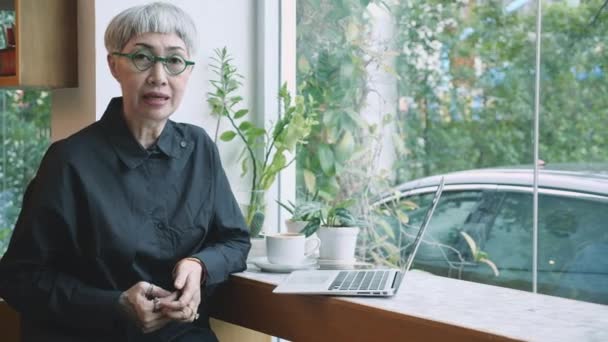 Mulher Sênior Asiática Trabalhando Apresentando Computador Portátil Mesa Café Empresária — Vídeo de Stock