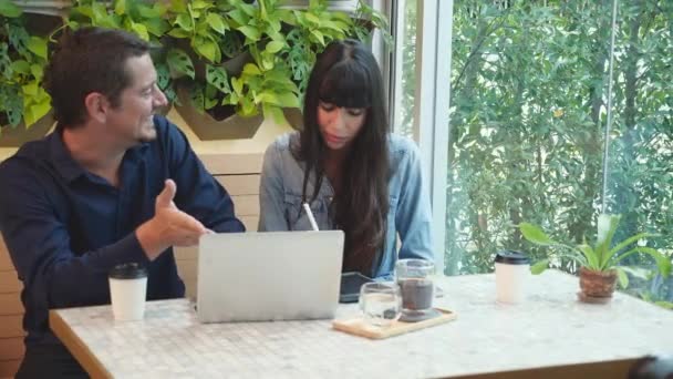 Casal Jovem Trabalhando Computador Portátil Café Homem Mulher Reunião Discussão — Vídeo de Stock