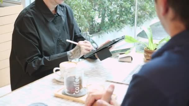 Mulher Sênior Falando Sobre Acordo Projeto Assinar Tablet Com Empresários — Vídeo de Stock