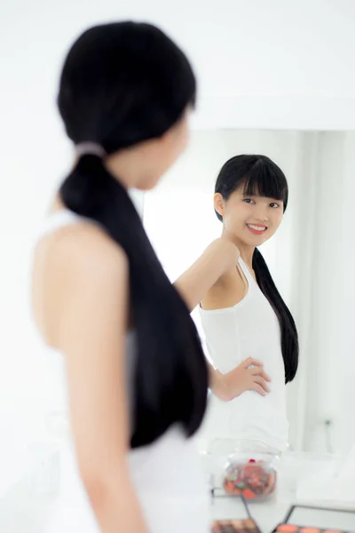Bonita Jovem Asiático Mulher Olhando Corpo Espelho Com Barriga Figura — Fotografia de Stock