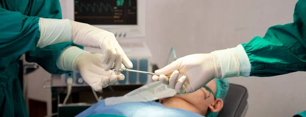 Closeup Hands Doctor Sending Instrument Surgeon Rescue Patient Operation Room — Stock Photo, Image