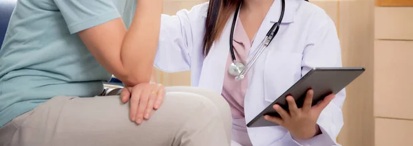 Mujer Doctora Paciente Mayor Explicando Mirando Tableta Para Diagnóstico Examen —  Fotos de Stock