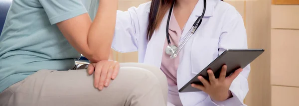 Médico Mulher Paciente Sênior Explicando Olhando Computador Tablet Para Diagnósticos — Fotografia de Stock