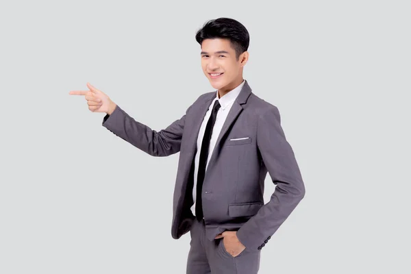Porträtt Ung Asiatisk Affärsman Peka Och Presentera Isolerad Vit Bakgrund — Stockfoto