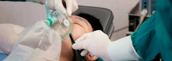 Mãos Fechadas Médico Assistente Segurando Máscara Oxigênio Com Emergência Paciente — Fotografia de Stock