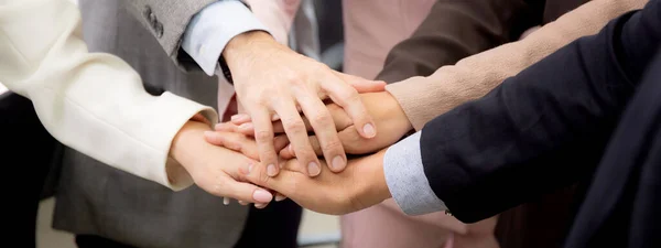 Grupo Fechado Harmonia Equipe Negócios Com Homem Mulher Juntando Mãos — Fotografia de Stock