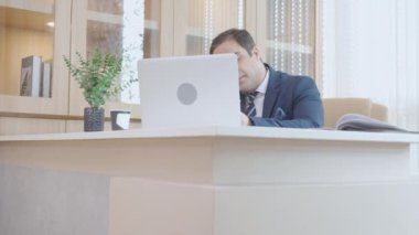 İş kadını ve iş adamı. Ortaklık anlaşması, tokalaşma ve ofiste selamlaşma. Kadın çalışıyor, erkek konuşuyor, anlaşma hakkında konuşuyor ve takım halinde tokalaşıyor..