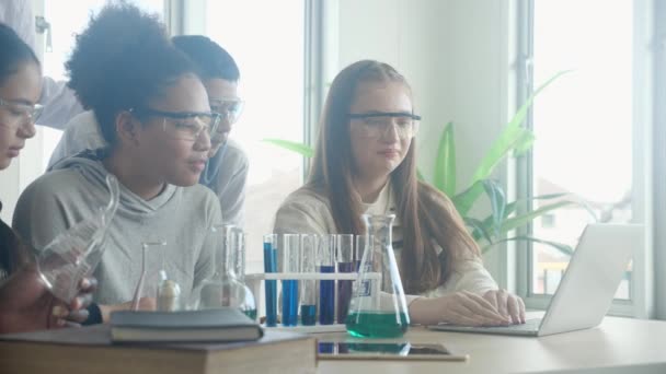 Young Teacher Teaching Group Student Science Explaining Chemical Liquid Lab — стоковое видео
