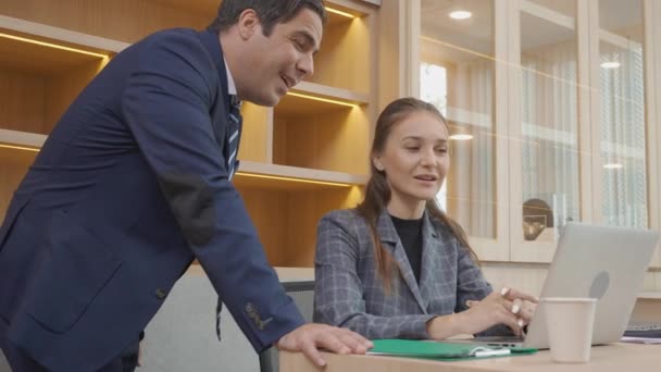 Empresária Empresário Reunião Com Computador Portátil Olhando Discussão Juntos Homem — Vídeo de Stock