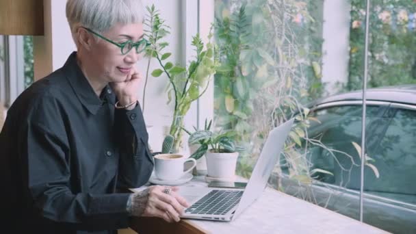 Asian Senior Woman Working Laptop Computer Desk Coffee Shop Elderly — Stockvideo