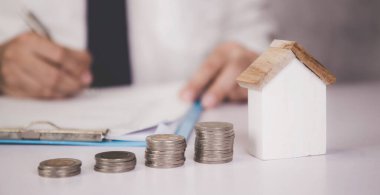 Model ev ve para yığını, konut ve başarı finansmanı, kredi ve ipotek, yatırım ve emlak sigortası için gereken finansman.
