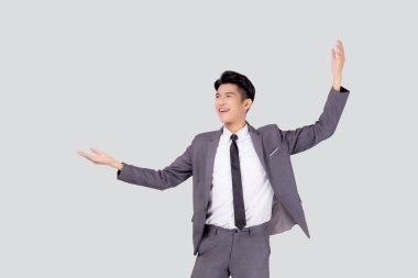 Takım elbiseli bir iş adamı beyaz arka planda başarıyla ayakta duruyor, genç Asyalı iş adamı yönetici ya da yönetici kendinden emin ve heyecanlı olması pozitif, ifade ve duygu..