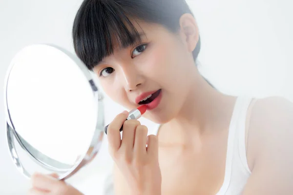 Όμορφη Νεαρή Ασιατική Γυναίκα Εφαρμογή Κραγιόν Κόκκινο Στο Στόμα Κορίτσι — Φωτογραφία Αρχείου
