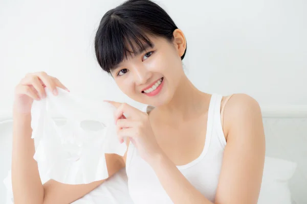 Linda Jovem Asiática Segurando Folha Máscara Facial Para Cuidados Com — Fotografia de Stock