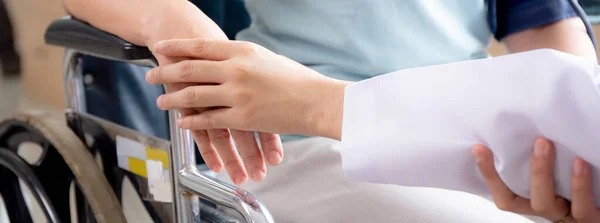 Närbild Händer Läkare Kvinna Uppmuntra Patient Senior Sitter Rullstol Sjukhuset — Stockfoto