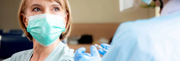 Mujer Doctora Sosteniendo Jeringa Vacuna Inyectable Paciente Anciano Mascarilla Facial — Foto de Stock