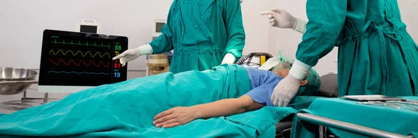 Equipo Médico Asistente Paciente Emergencia Con Máscara Oxígeno Monitor Aspecto — Foto de Stock